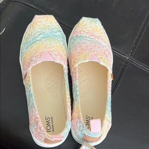 TOMS youth 4 Pastel Lace Slip-On Shoes